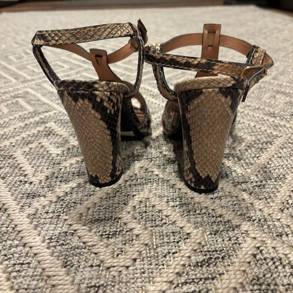 📌 Listing Title:
Vintage Max Mara Snakeskin Heels | Made in Italy | Size 37 - Picture 3 of 6